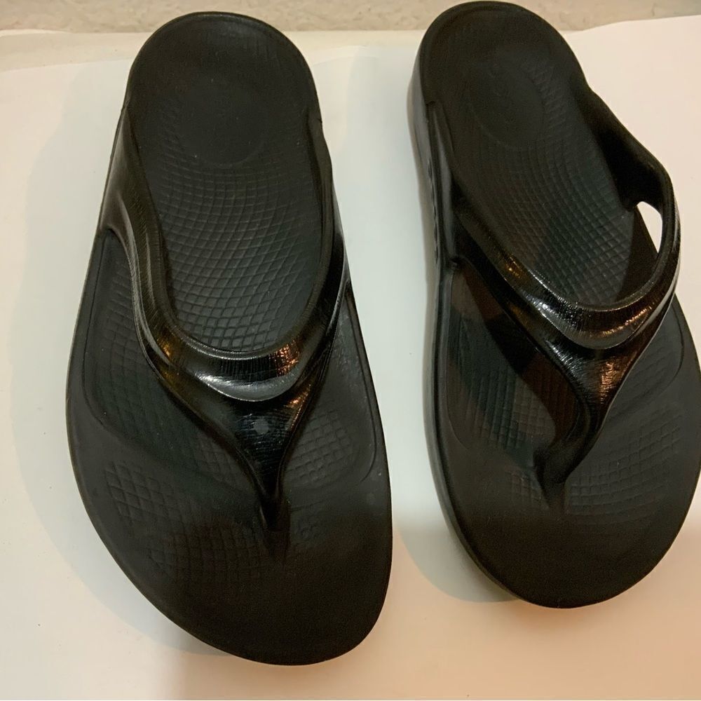 OOFOS OOriginal Black Flip Flop Comfy Women’s Size 6 /37 Recovery Sandals Shoes
